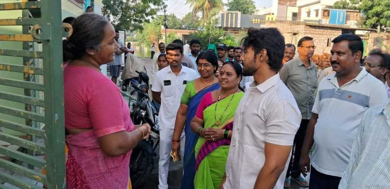 ప్రజల సమస్యలను తెలుసుకుంటున్న పేర్ని కృష్ణమూర్తి , చిటికెన వెంకటేశ్వరమ్మ