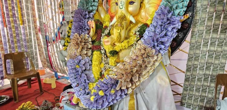 27 లక్షల 50 వేల రూపాయల నూతన కరెన్సీ తో వినాయకునికి అలంకరణ